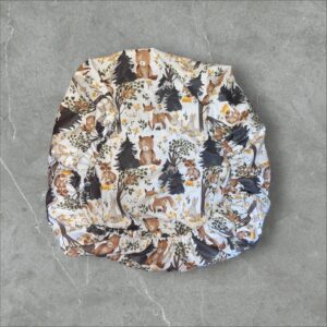 Körben gumis vízhatlan lepedő, erdei minta